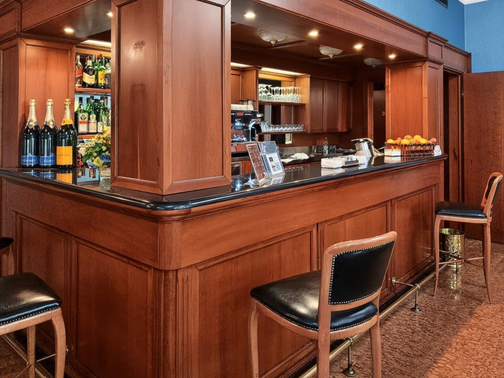 Il bancone dell'American bar dell'Hotel Motel Luna vicino a Linate