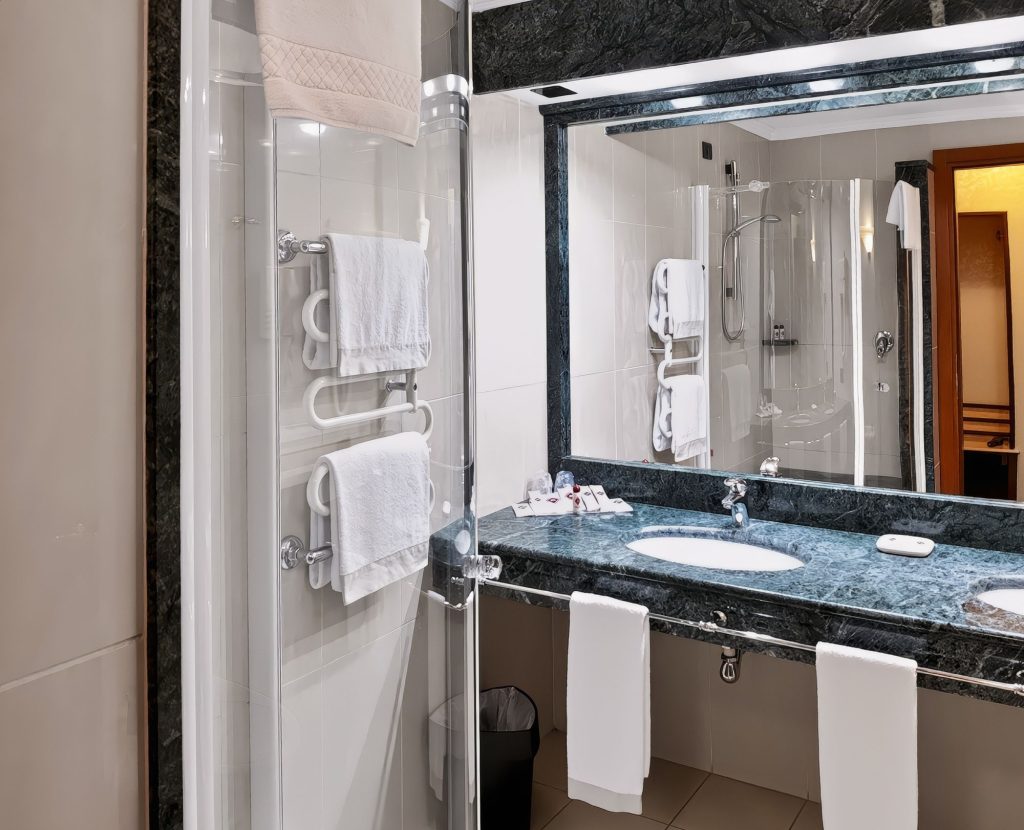 Bagno della Classic Room con lavabo in marmo e box doccia
