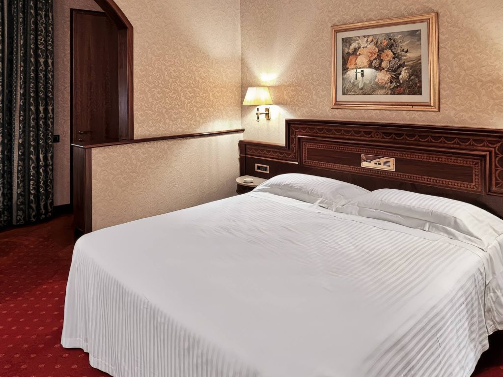 Classic Room con letto matrimoniale e moquette, Hotel Motel Luna vicino a Linate