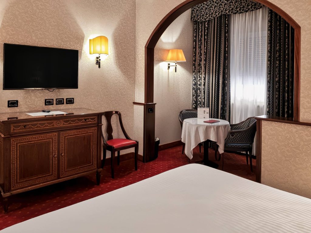 Classic Room con arredamento in stile Luigi XVI e moquette, Hotel Motel Luna a Novegro di Segrate