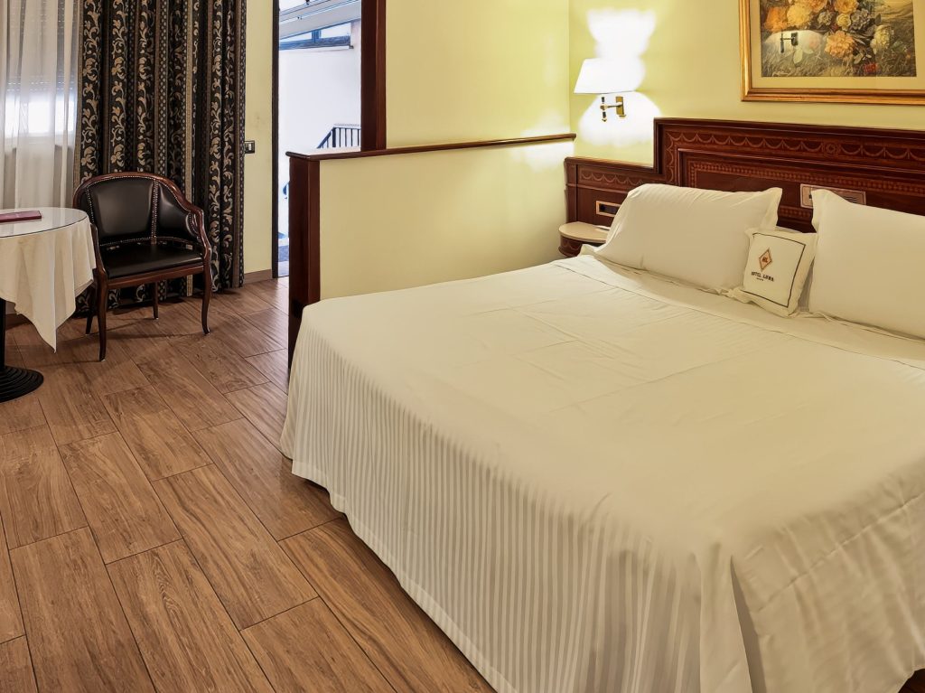 Classic Room con pavimento anallergico in parquet e letto matrimoniale, Hotel Motel Luna vicino a Linate