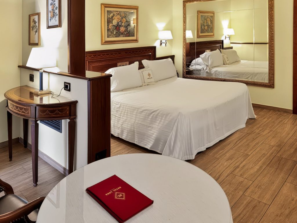 Classic Room con pavimento anallergico, tavolino, specchio e letto matrimoniale
