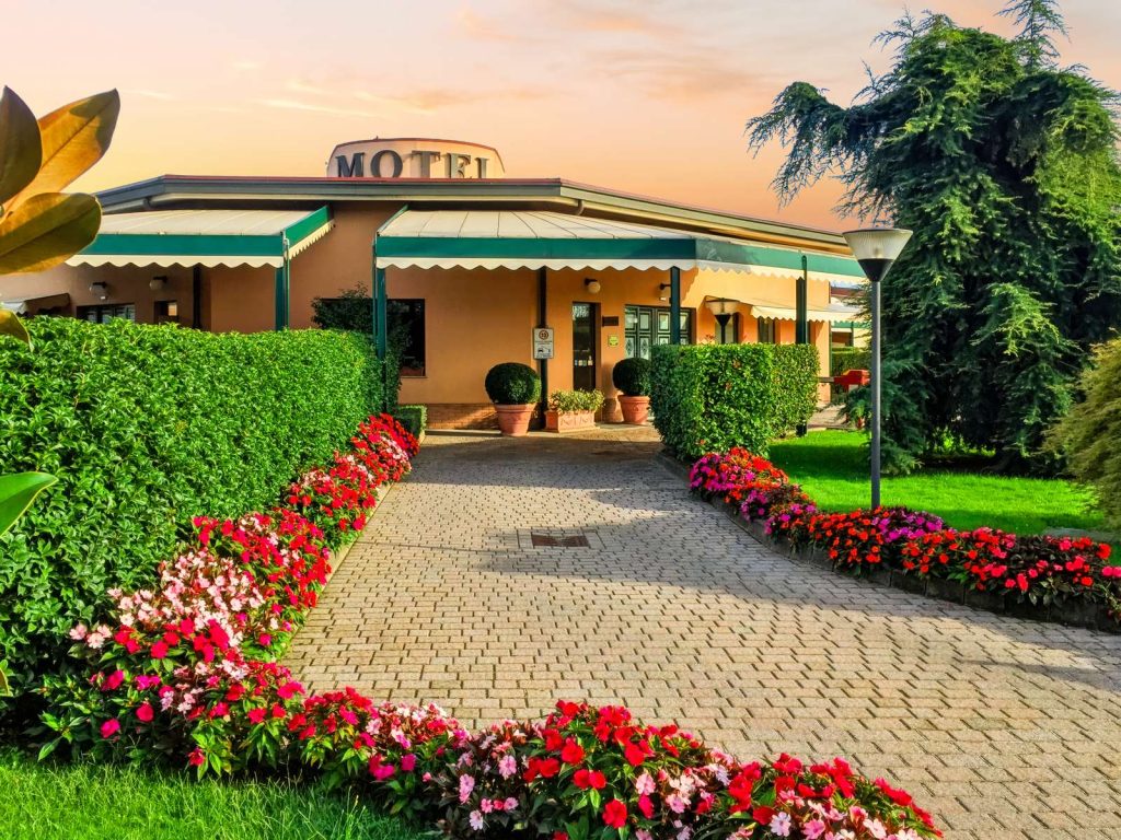 Ingresso del motel con viale fiorito, Hotel Motel Luna vicino a Linate