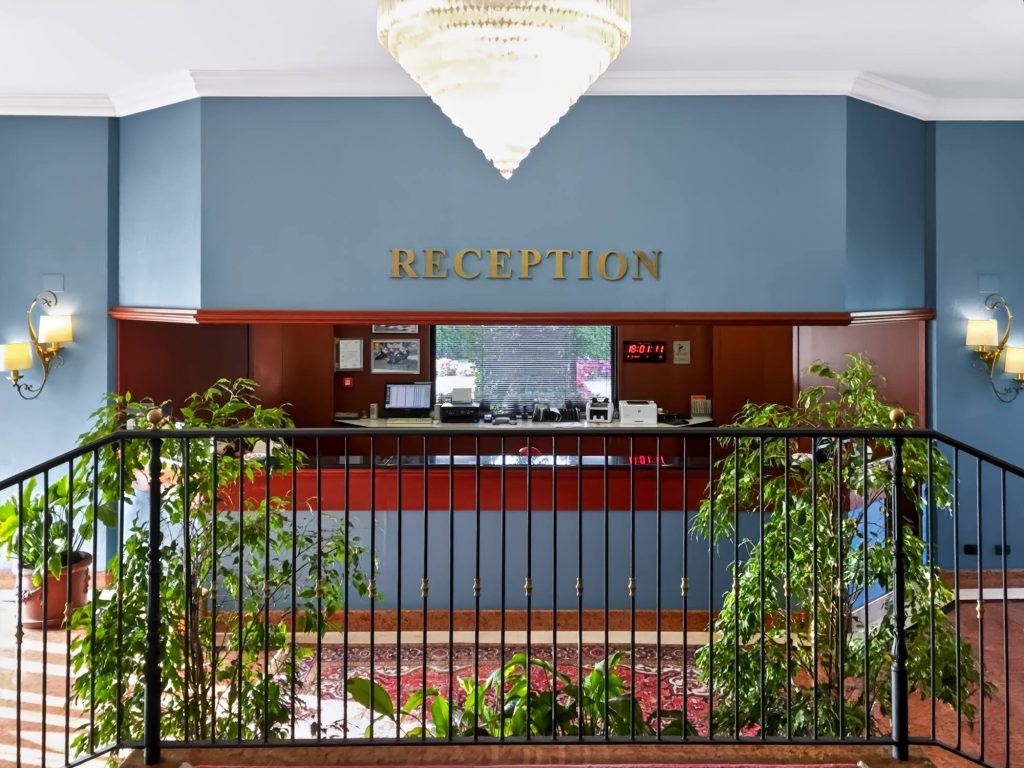 Bancone della reception aperta 24 ore dell'Hotel Motel Luna a Novegro