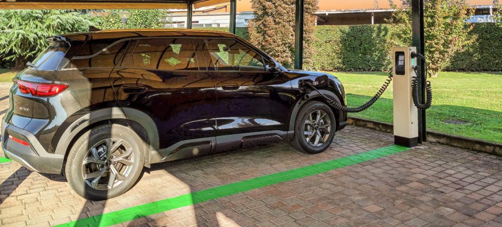Auto elettrica in carica alla colonnina nel parcheggio dell'Hotel Motel Luna vicino a Linate