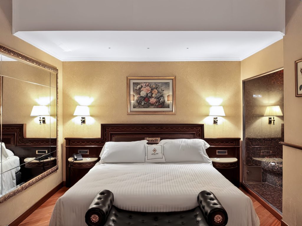 La Royal Suite di Hotel Motel Luna a Novegro di Segrate: letto matrimoniale, specchio e bagno turco