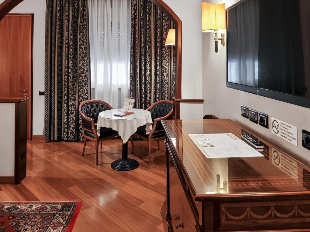Salottino della Royal Suite con tavolino, poltrone, scrivania e TV