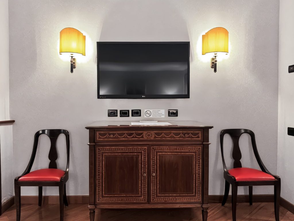 TV e mobile intarsiato in stile Luigi XVI nella Royal Suite