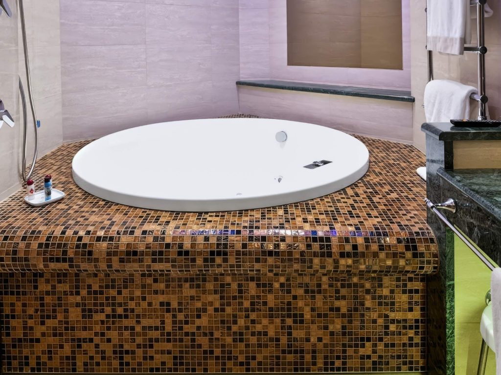 Vasca idromassaggio rotonda in mosaico nel bagno della Royal Suite, Hotel Motel Luna vicino a Linate