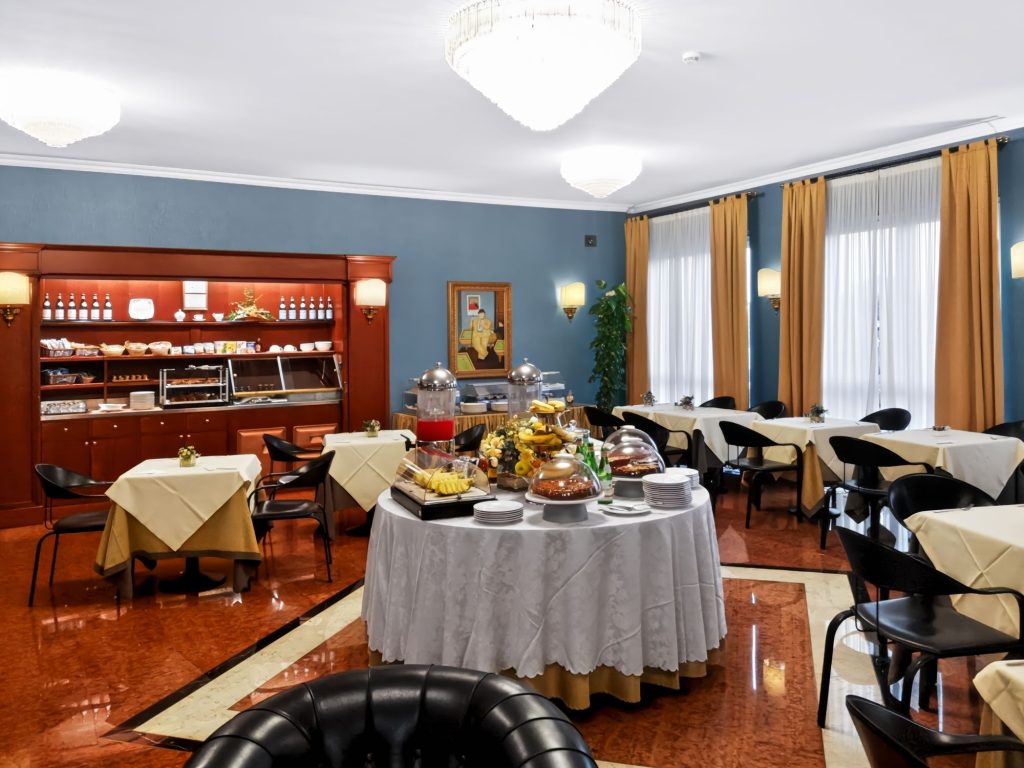 Sala colazioni con buffet e tavoli apparecchiati all'Hotel Luna di Segrate