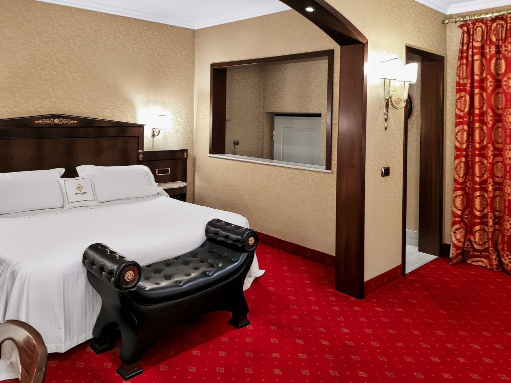 Suite Deluxe con letto matrimoniale, panca in pelle e arredamento in stile Luigi XVI, Novegro di Segrate