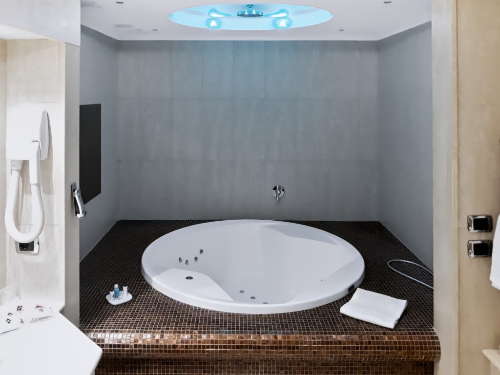 Vasca idromassaggio tonda con luci di cromoterapia nel bagno della Suite Deluxe, Hotel Motel Luna